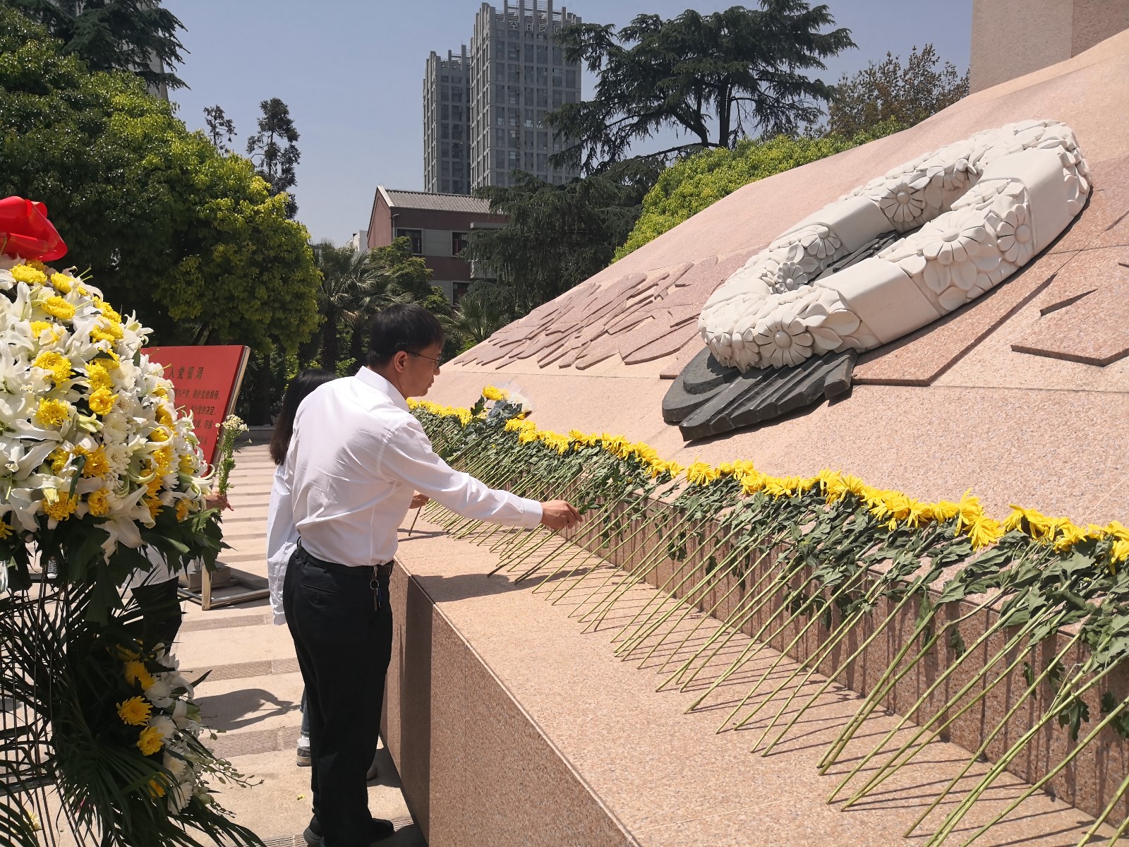 向人民英雄纪念碑献花.jpg